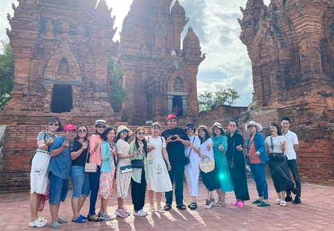 Vui hè bên Vịnh Vĩnh Hy & Ninh Chữ cùng đoàn 30 khách IDO