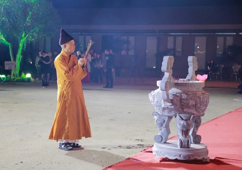 Có tới 5.000 ngọn hoa đăng trong lễ hội Ngọa Vân Yên Tử. Ca sĩ Mỹ Linh cũng hát ca khúc 'Trên đỉnh Phù Vân' tại đây.