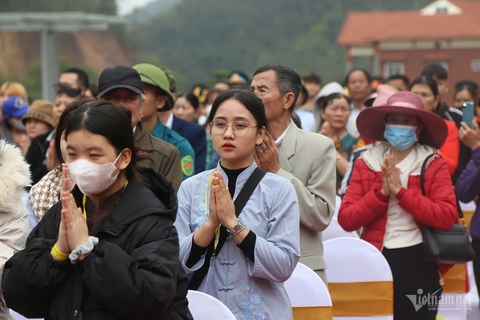 Du khách thích thú check-in mây mù phủ trắng Am Ngọa Vân ngày đầu xuân