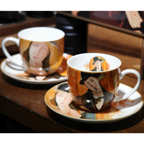 Set 2 ly và đĩa sứ Carmani  A. Modigliani The woman in a hat and Mario Varvogli - 250ml