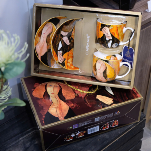 Set 2 ly và đĩa sứ Carmani  A. Modigliani The woman in a hat and Mario Varvogli - 250ml
