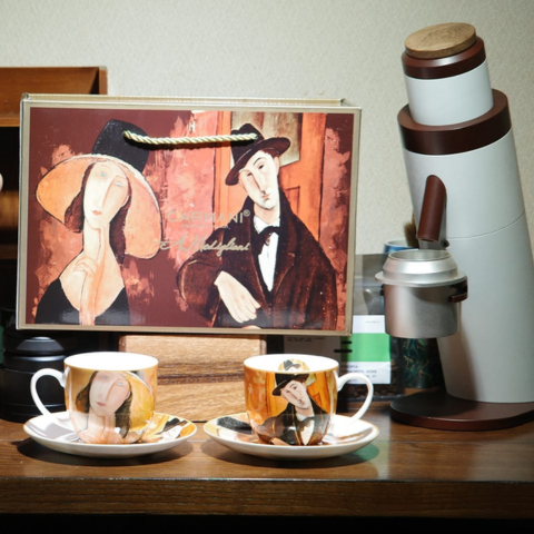 Set 2 ly và đĩa sứ Carmani  A. Modigliani The woman in a hat and Mario Varvogli - 250ml