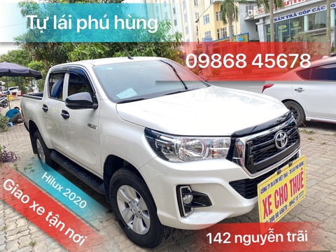 Toyota bán tải Hilux màu trắng