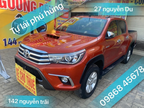 Toyota Hilux màu đỏ