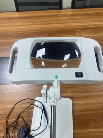 Kính lúp để bàn – Giải pháp hỗ trợ thị lực hiệu quả cho người lớn tuổi và người suy giảm thị lực