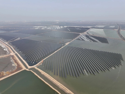 Nhà máy điện có '1-0-2' của Trung Quốc chính thức vận hành: Vừa tạo ra cả tỷ kWh điện vừa sản xuất muối và nuôi tôm, rộng bằng 1.800 sân bóng đá