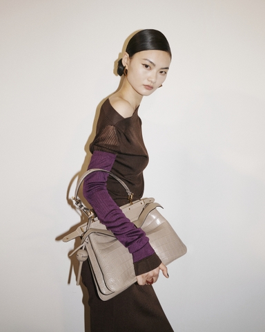 Xu hướng “bag charm”: Khi phụ kiện túi xách kể câu chuyện của bạn