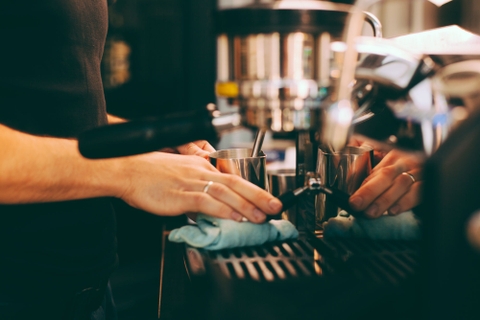 Có nên vệ sinh máy pha cà phê thường xuyên?