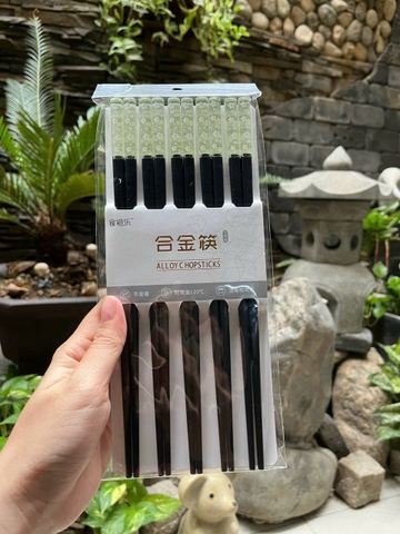 ĐŨA ĐEN CÁN HOA XANH