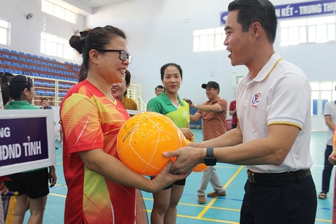 Cách chọn mua bóng chuyền hơi chuẩn thi đấu