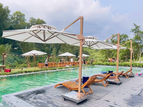 DÙ CHE LỆCH TÂM SANG TRỌNG CHO KHÔNG GIAN BỂ BƠI TẠI BAVI MYAN MAISON