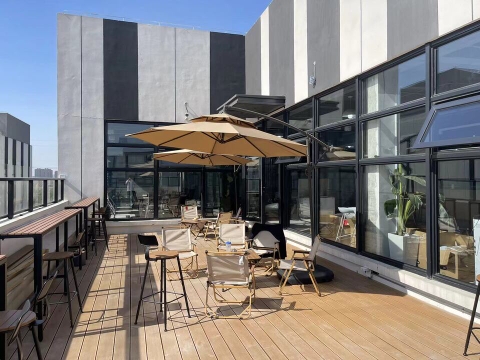 Tổng Hợp Một Số Quán Cafe Sử Dụng Dù Che Lệch Tâm Cho Không Gian Ngoài Trời