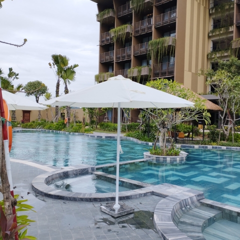 Bàn giao xong 6 ô dù chính tâm tròn màu trắng cho khách sạn tại hòa bình