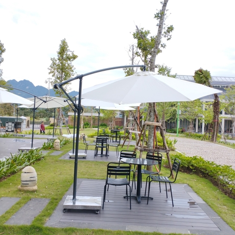 Bàn giao xong 11 bộ ô dù lệch tâm tròn che nắng ngoài trời cho Khách sạn Mandala tại thị trấn Bo, huyện Kim Bôi, tỉnh Hòa Bình.