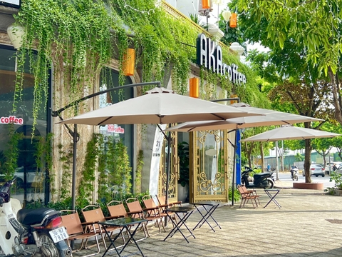 TẬN HƯỞNG KHÔNG GIAN THIÊN NHIÊN XANH MÁT TẠI AKA COFFEE CÙNG SẢN PHẨM DÙ LỆCH TÂM TRÒN HIỆN ĐẠI