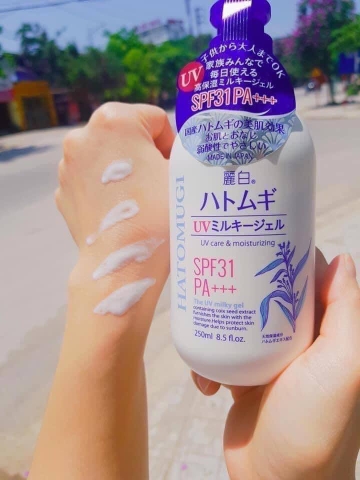 Dưỡng thể ban ngày Ý dĩ hatomugi SPF31+