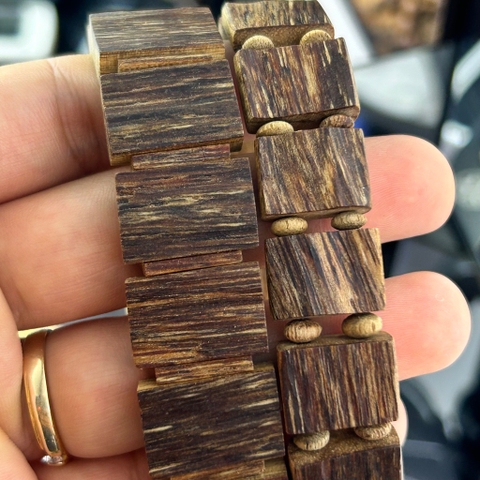 Lắc trầm hương bì dầu đỏ