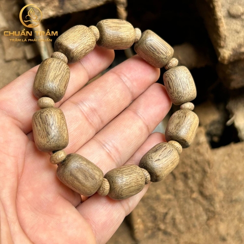 Vòng tay trầm hương banh đỏ kiểu thô - Chuẩn Trầm