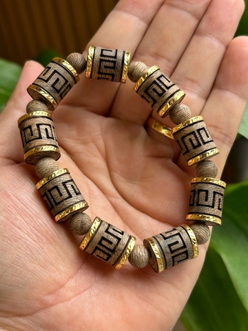 Vòng tay trầm hương banh đỏ Campuchia kiểu trúc khắc laze bọc vàng 18K - Chuẩn Trầm