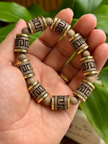 Vòng tay trầm hương banh đỏ Campuchia kiểu trúc khắc laze bọc vàng 18K - Chuẩn Trầm