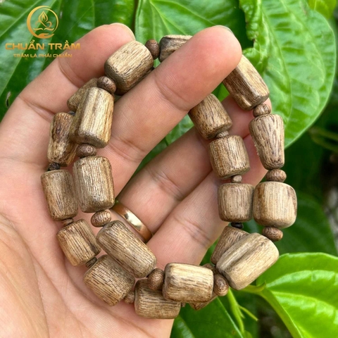Vòng tay trầm hương banh đỏ kiểu thô - Chuẩn Trầm