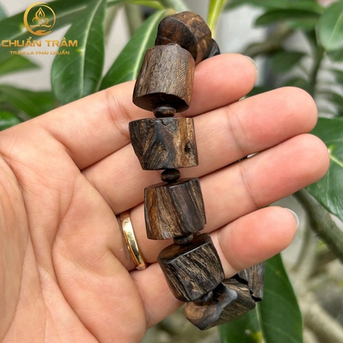 Vòng tay trầm hương công nghệ Indonesia kiểu thô dầu nhiều chìm nước - Chuẩn Trầm