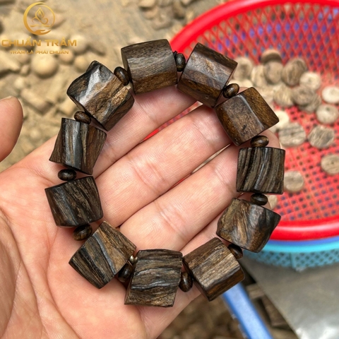 Vòng tay trầm hương công nghệ Indonesia kiểu thô dầu nhiều chìm nước - Chuẩn Trầm