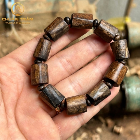 Vòng tay trầm hương công nghệ Indonesia kiểu thô dầu nhiều chìm nước - Chuẩn Trầm