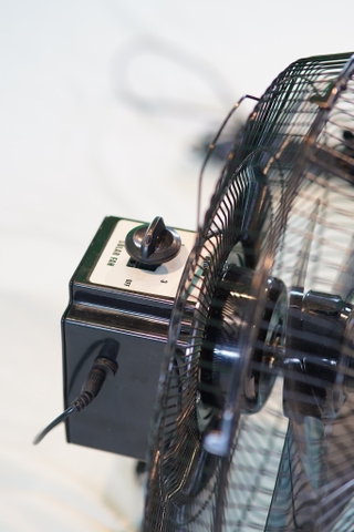 Quạt tích điện năng lượng mặt trời chân quỳ 15w