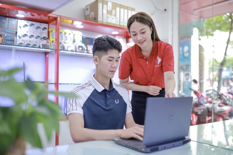 Khách hàng trải nghiệm laptop tại cửa hàng Nguyễn Đức