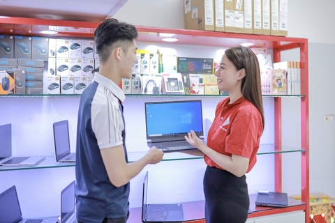 Nhân viên Nguyễn Đức tư vấn laptop cho khách