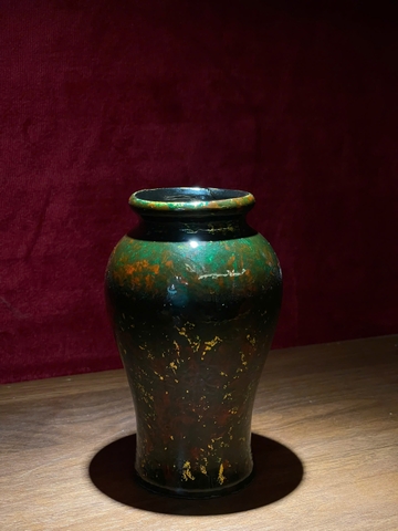 Lọ hoa Lặng Giữa Thời Gian