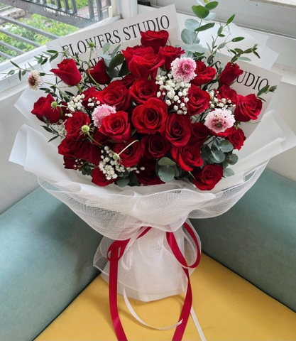 Bó hoa hồng đỏ mix scabiosa