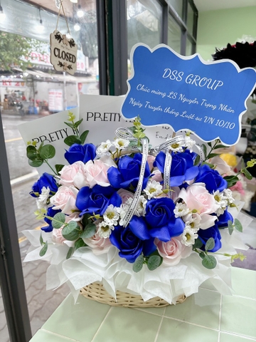💼 Giỏ Hoa Sáp Hồng – Xanh Dương: Chúc Mừng Trọng Thị & Sang Trọng Lịch Lãm