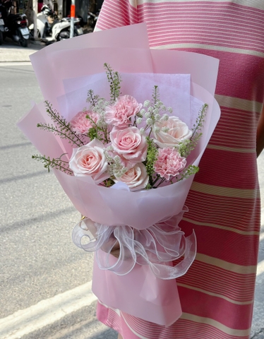 🌸 Bó Hoa Hồng & Cẩm Chướng Pastel – Dịu Dàng & Nữ Tính