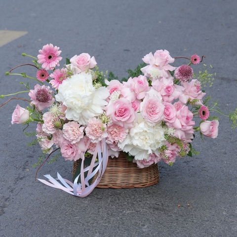 Giỏ hoa tone hồng pastel – trắng, dáng bán nguyệt, mang nét ngọt ngào – thanh lịch
