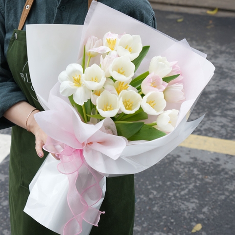 Bó Tulip Trắng – Hồng Pastel Tinh Khôi & Lãng Mạn