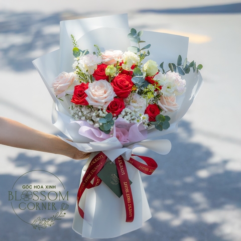 Yêu Từ Ánh Nhìn Đầu Tiên – Bó Hoa Hồng Đỏ & Kem Tinh Tế