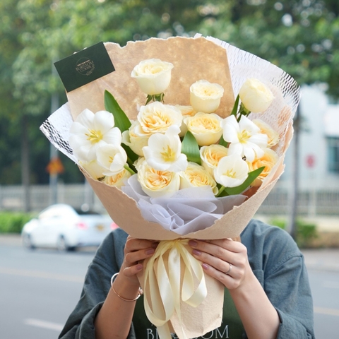 Bó Hoa Hồng & Tulip Trắng – Sự Nhẹ Nhàng Tinh Khiết