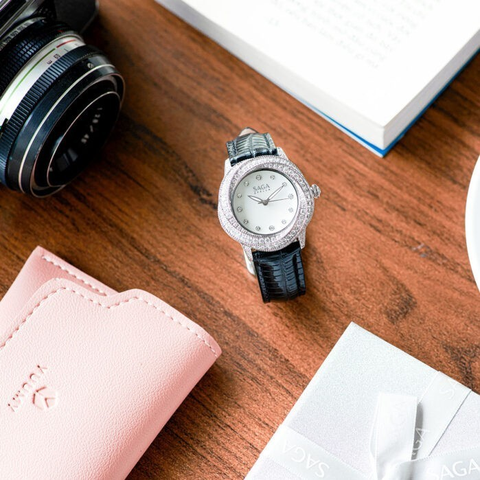 SAGA 53375-SVMWBK-2 – NỮ – KÍNH CỨNG – QUARTZ (PIN) – MẶT SỐ 34MM, ĐÍNH ĐÁ PHA LÊ, CHỐNG NƯỚC 3ATM