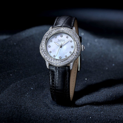SAGA 53375-SVMWBK-2 – NỮ – KÍNH CỨNG – QUARTZ (PIN) – MẶT SỐ 34MM, ĐÍNH ĐÁ PHA LÊ, CHỐNG NƯỚC 3ATM