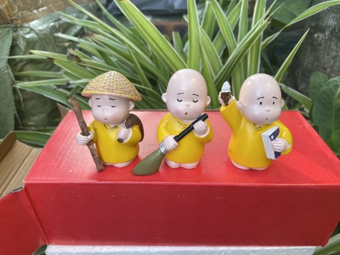 Bộ ba chú tiểu áo vàng ngộ nghĩnh đang quét rác