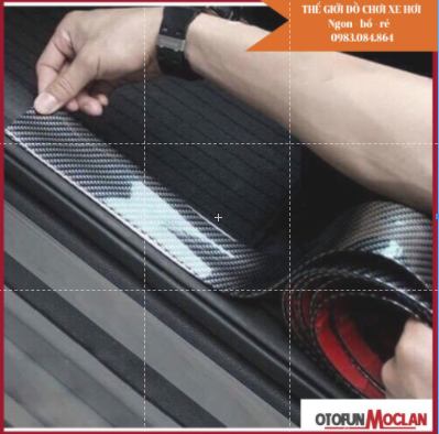 Nẹp carbon chống xước bệ bước chân ô tô - miếng dán chống trầy xe ô tô