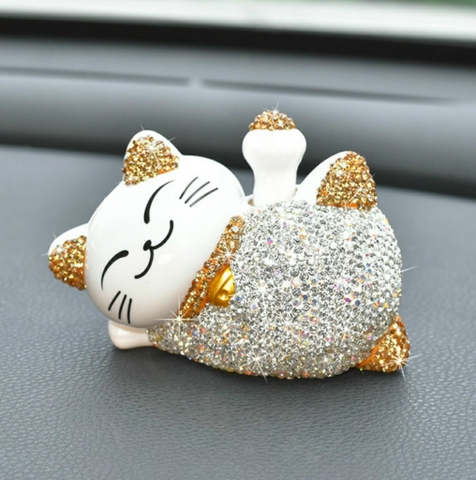 Chú mèo nằm đính đã vẫy tay