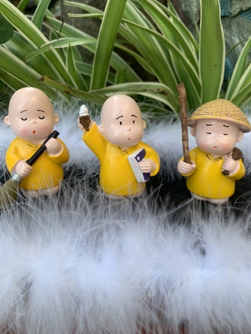 Bộ ba chú tiểu áo vàng ngộ nghĩnh đang quét rác