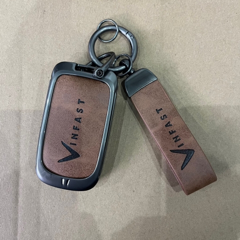 Bộ ốp kim loại lưng da + móc khoá dây da hãng Vinfast