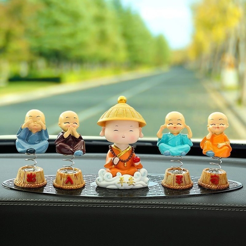 Tượng chú tiểu gật đầu đội nón áo cam cưỡi mây