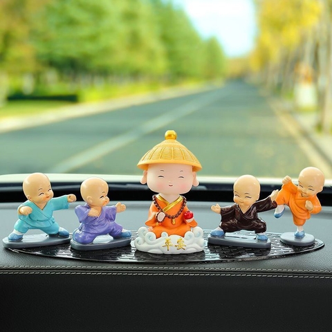 Tượng chú tiểu gật đầu đội nón áo cam cưỡi mây