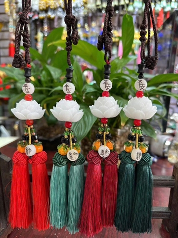 Khánh hoa sen trắng gắn đồng điếu chất liệu nhựa - KST