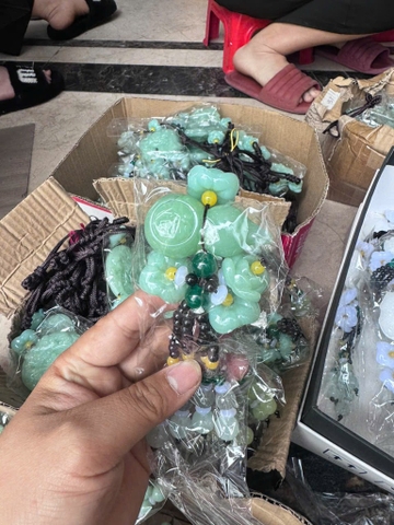 Khánh treo xe phong thủy, dây tua rua đá